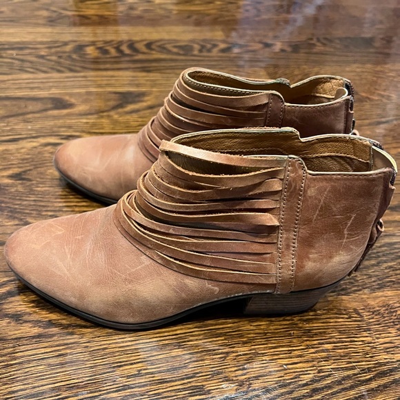 Clarks Boots-size 7.5 - Picture 2 of 3